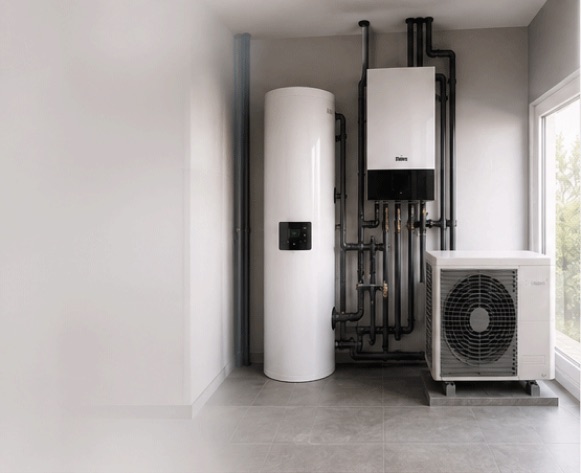 Heizungsanlage mit Warmwasserspeicher und Außeneinheit einer Wärmepumpe